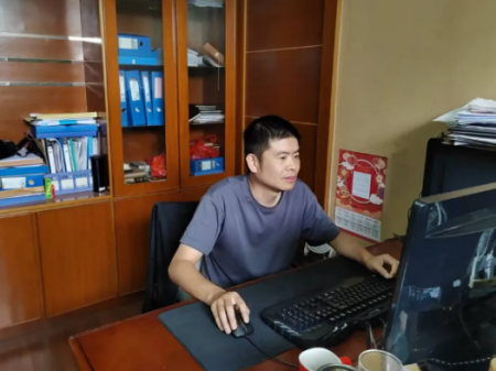 平凡砥初心 担当勇作为（施秋峰）